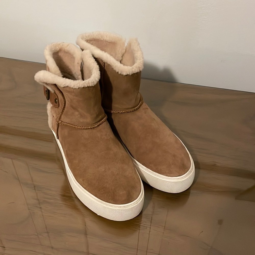 UGG Lynus Boot with buckle, lined. EUC